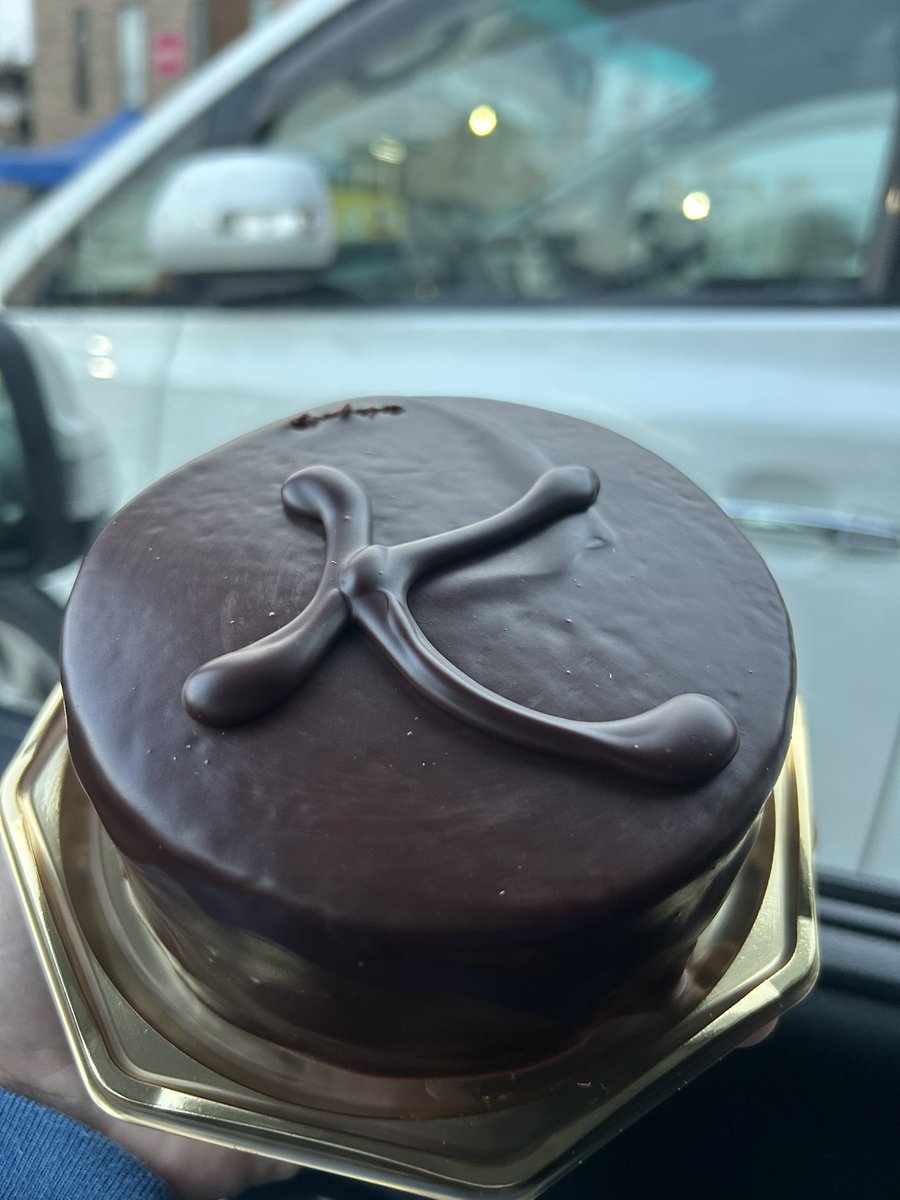 誰もチョコくれないから自分でチョコ買ったよ！ りくろチョコ王最高で