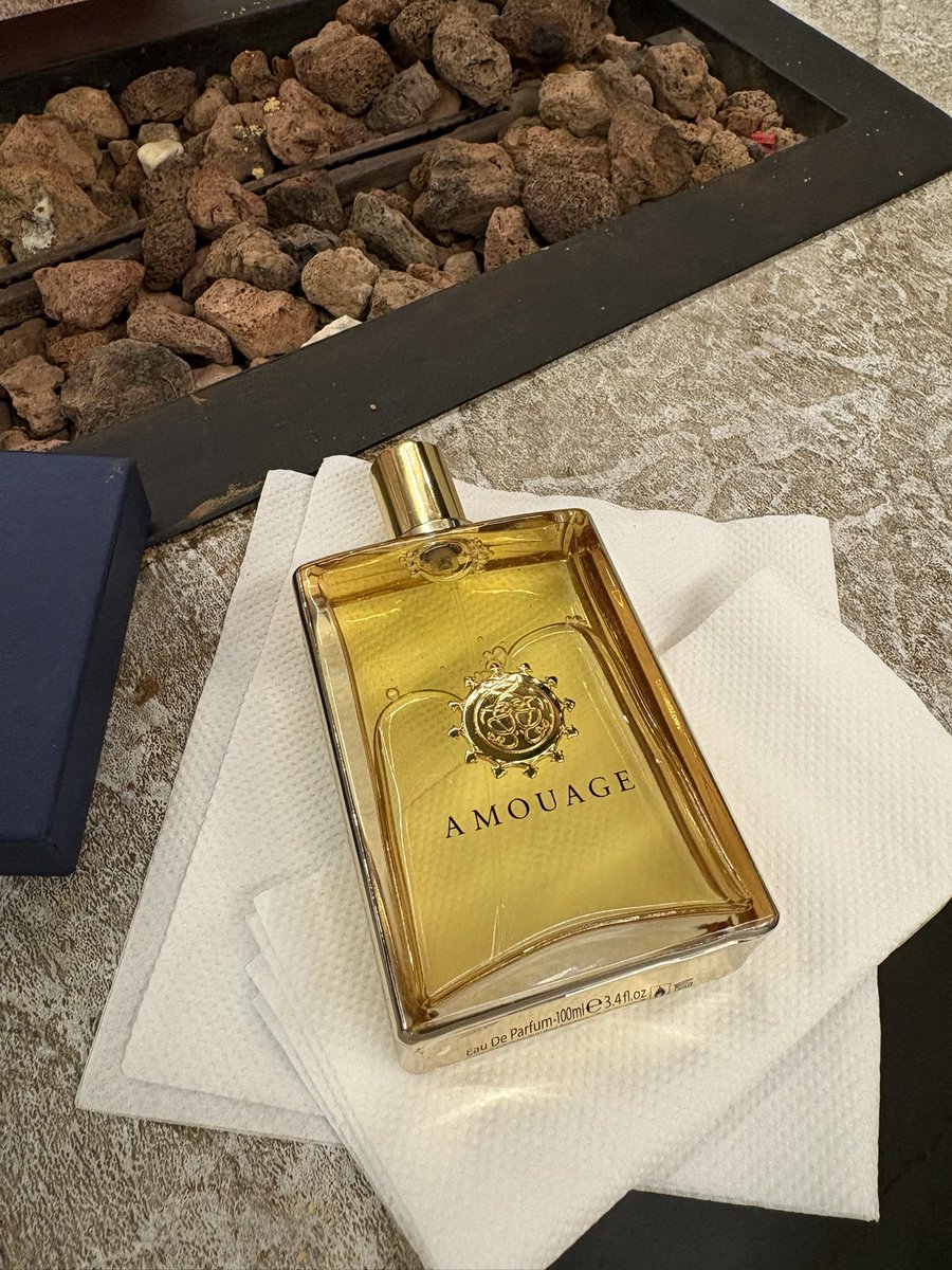 بالأمس كنت مع شخص قالي جرب عطر السلطان قابوس .

وانا للأمانة عطور أمواج أنا ما اميل لها كثير لاني صرت اقدر اميز عطورهم وحافظ الريحة .

لكن  قولد من امواج خلاني اتساءل فعلا هالعطر مسوينة امواج ؟ مع انه قديم جداً.

عطر كلاسيكي أعطاني رائحة كلاسيكية نظيفه جداً للأمانة تحس نفسك ماخذ