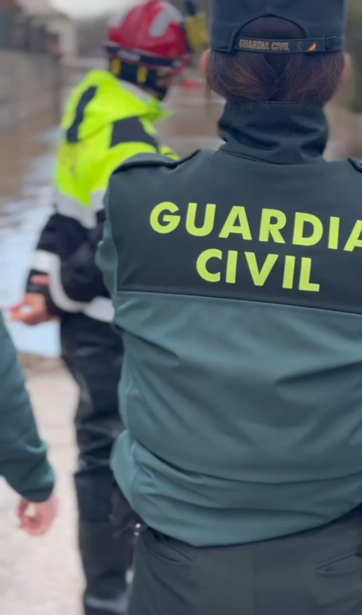 🚨 La <a href="/GCSoria062/">GuardiaCivilSoria062</a> ha evacuado a 4 personas de una vivienda aguas abajo del puente de San Esteban de Gormaz.
🚨 También ha evacuado a 3 personas en la zona del camping.
⚠️ Extrema la precaución🙏
#Soria #SanEstebanDeGormaz #Inundaciones #ProtecciónCivil #Guardiacivil