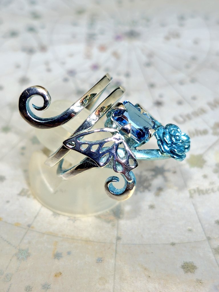 エレカラ×片翅蝶と蒼薔薇のクルクルクルリング
エレカラはオリジナル混色のフロストブルー
石はみんな大好きロンドンブルートパーズ