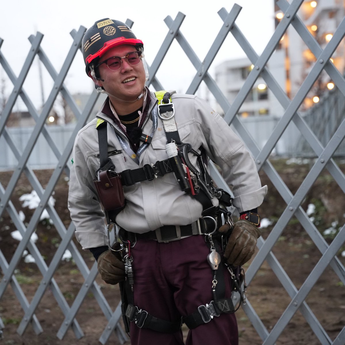 【知らねぇフリすんなよ？】
積水ハウスが
1000人の職人を
正社員雇用する件について。

俺はここで
メチャクチャ物申したい事がある。

確かに、
これは“時代が動いた”
良いニュースだ。

大工や鳶などの職人を
大企業が正社員雇用する。

社会保険も福利厚生も整え、
長く安心して働ける枠が増える。