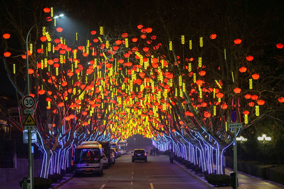 TouchShandong's tweet image. Fengshan Road, West Coast New Area of #Qingdao, Shandong Province, is ablaze with dazzling lights. The Horse-themed #lantern #show has drawn large crowds of Chinese and #international visitors.