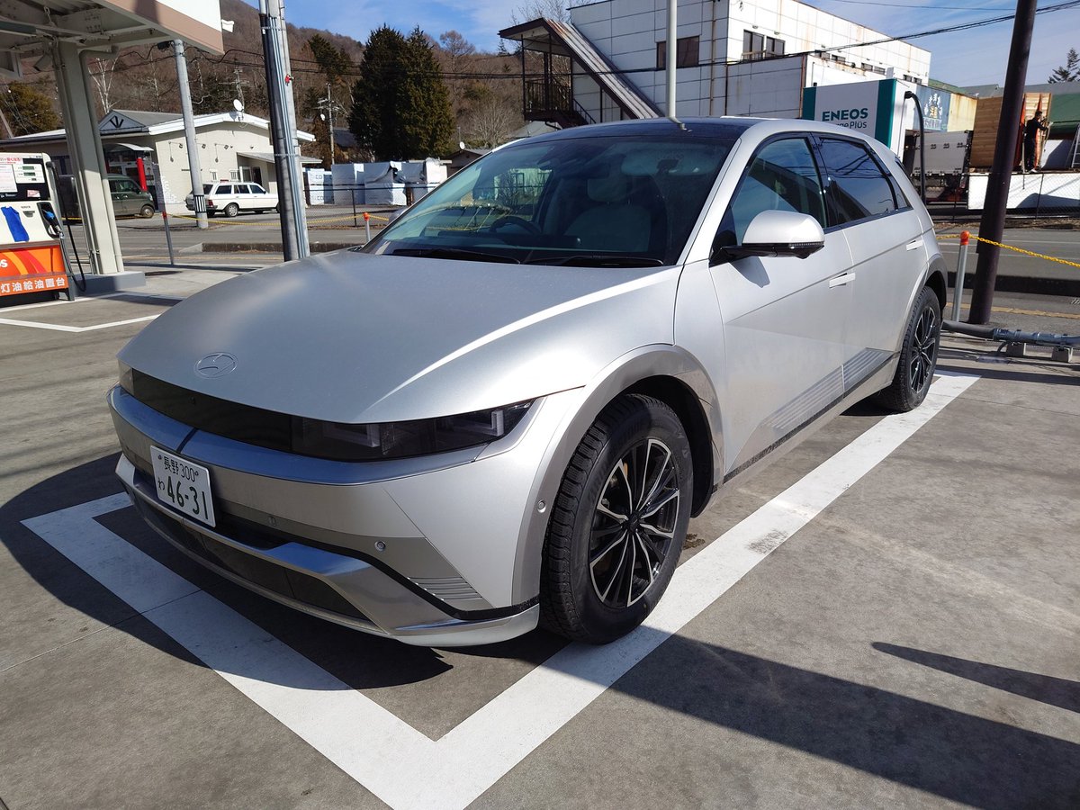 Zuyo_NZE121's tweet photo. こんばんは。
今日は人生初の #Hyundai (現代)!!#MOCEAN 軽井沢書店の #IONIQ5 です。
なんと、ステーションに充電設備がありませんΣ(゚д゚;)
そのため初っ端から急速充電へGOとなりました……30分待ってようやく発進です。碓氷バイパスを下って群馬県へ…… https://t.co/j5UndhOjTM