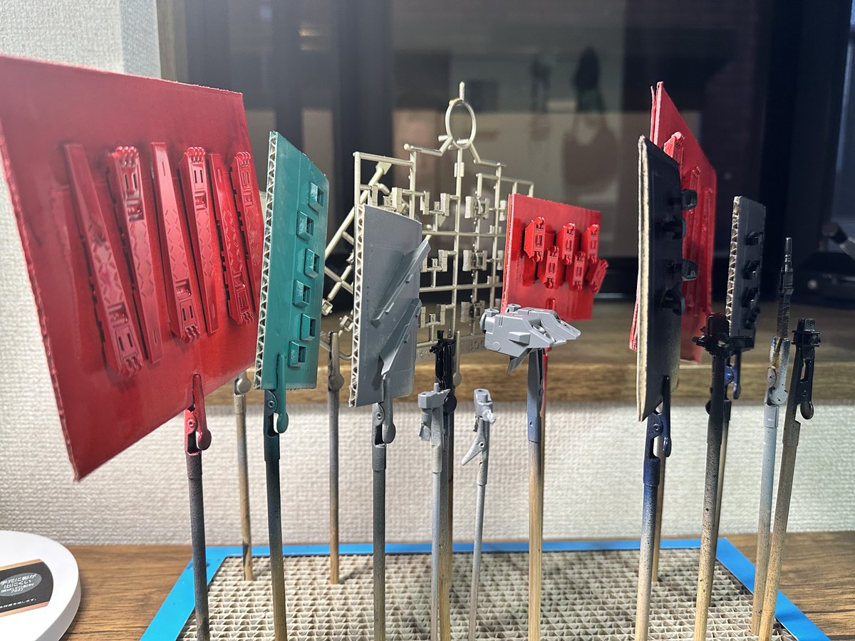 まず塗装が必要なパーツをカット､段ボールと塗装棒固定でスプレー吹き…今日は天気良く気温も暖かいので外で実施しました(^_^)  #まいにちプラモデル #ガンプラ #進捗状況