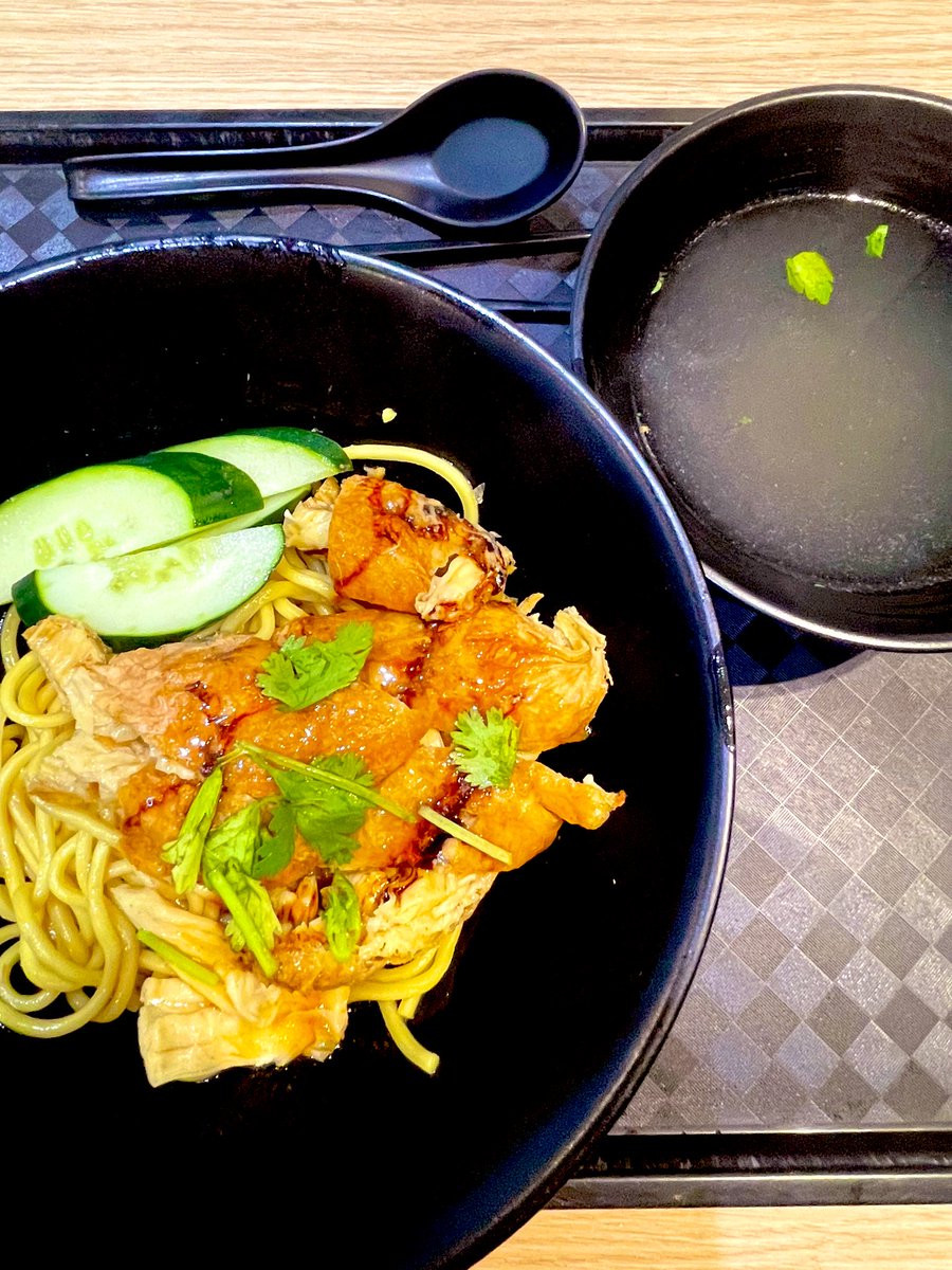 TaraTeacher1's tweet image. Day one of half term: lion dances, sunshine swims and epic vegan food #singapore #halfterm #vegan #veganteacher