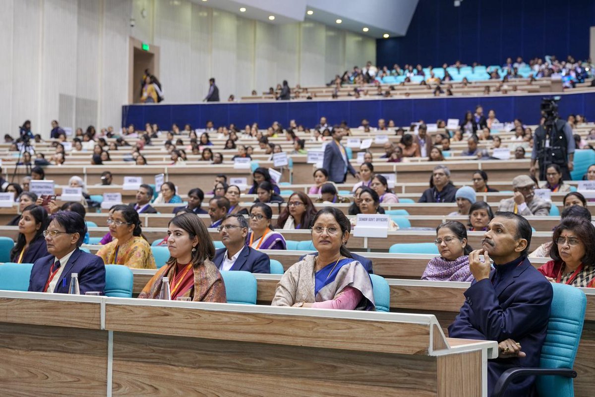आज विज्ञान भवन, नई दिल्ली में कार्यस्थल पर महिलाओं की सुरक्षा (SHe-Box) को लेकर आयोजित राष्ट्रीय सम्मेलन में सहभागिता करते हुए उपस्थित नीति-निर्माताओं, अधिकारियों एवं विभिन्न संस्थानों के प्रतिनिधियों को संबोधित किया।

SHe-Box महिलाओं को कार्यस्थल पर यौन उत्पीड़न की शिकायत