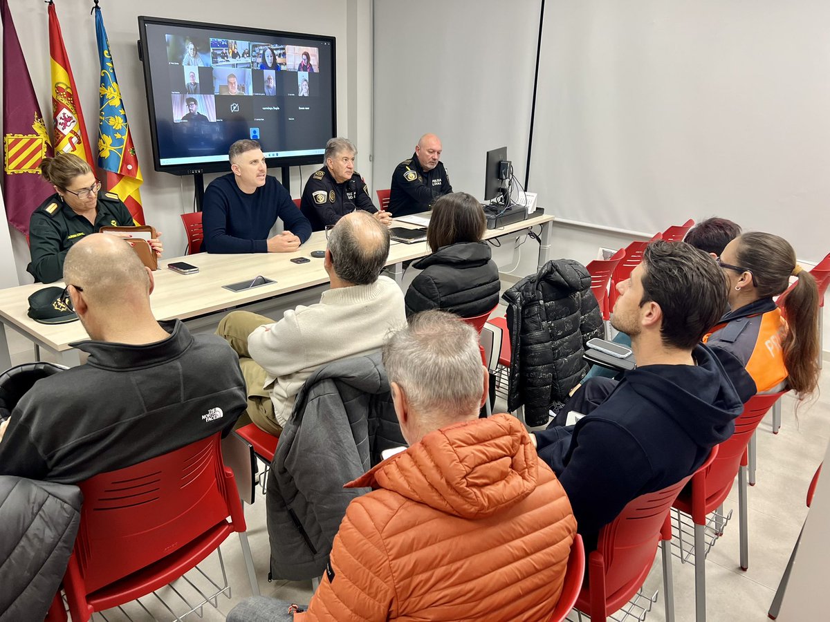 MIA_Cullera's tweet photo. ⚠️ COMUNICAT OFICIAL| AVÍS PER FORTS VENTS

Cullera ha constituït el seu CECOPAL aquest matí davant l’emergència decretada pel 112, i per tal d’avaluar les últimes hores del temporal de vent, i seguir l’evolució al llarg de tota la jornada. https://t.co/g9WQ71ea4d