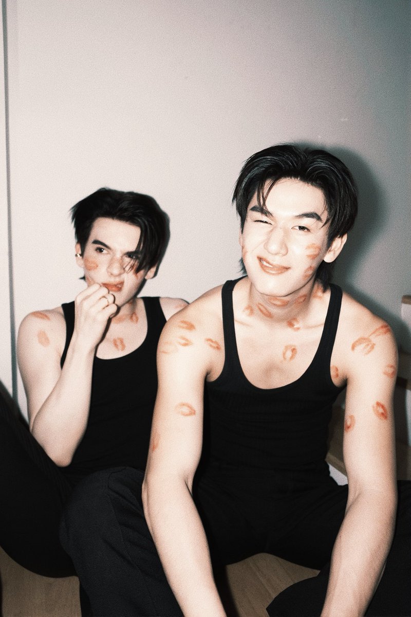 Life's been hectic these past few months and I am currently at the hospital for my grandma. The boys post these just in time to make me smile. Stop being so cute boys. 
#MosBank
#Moslhong 
#Isbanky