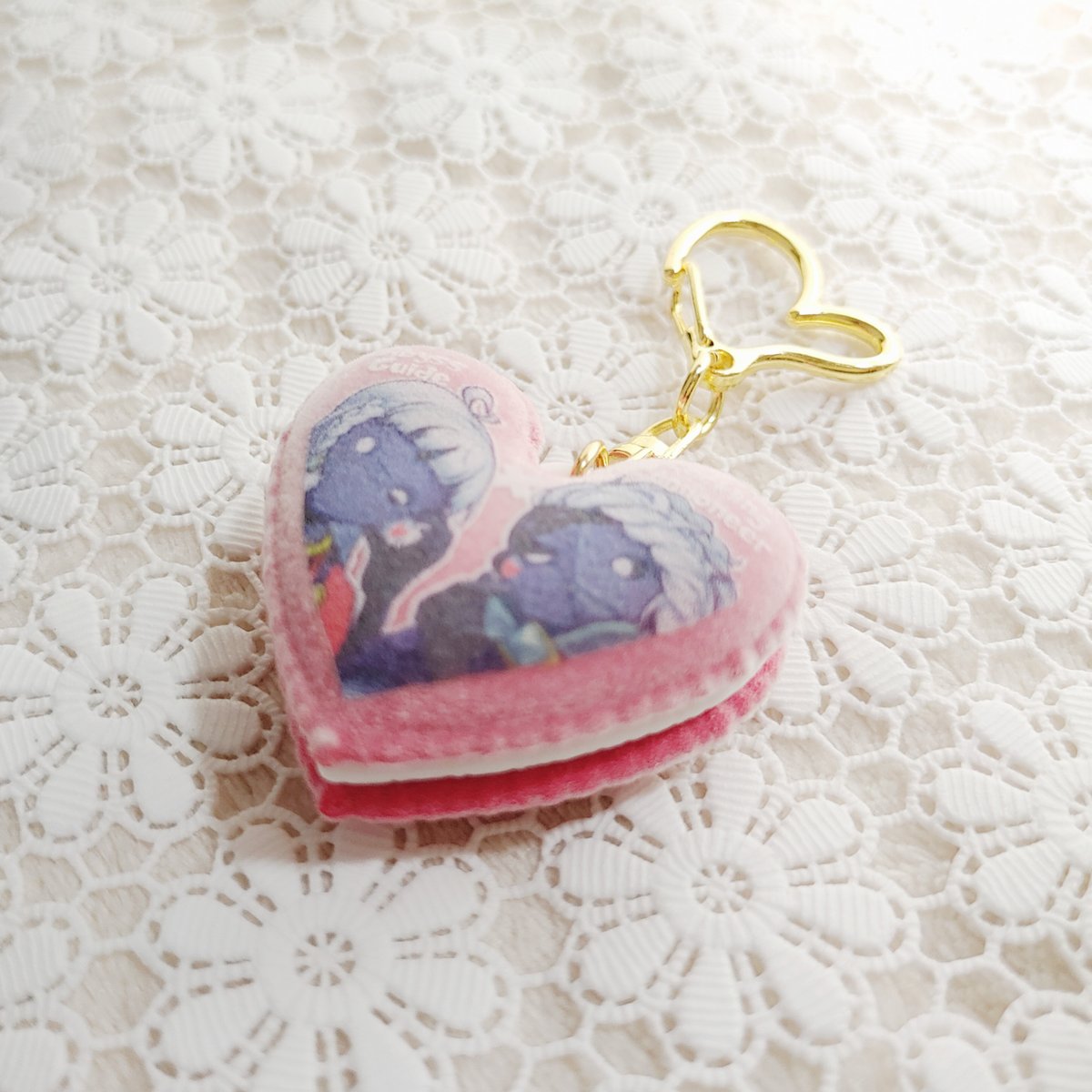 こちらも作っちゃいました😚💕
案砲♀♀で甘々チェリーカラーのハートマカロンです！中身は白🤍🤍

↑のイラストはだいぶ明るくしたもので、ちょっと暗いまま発注してしまったのですが、もし日焼けしても大丈夫な濃さ！とポジティブに考えます🤭
制作ありがとうございました！✨️
#モノづくりイズム