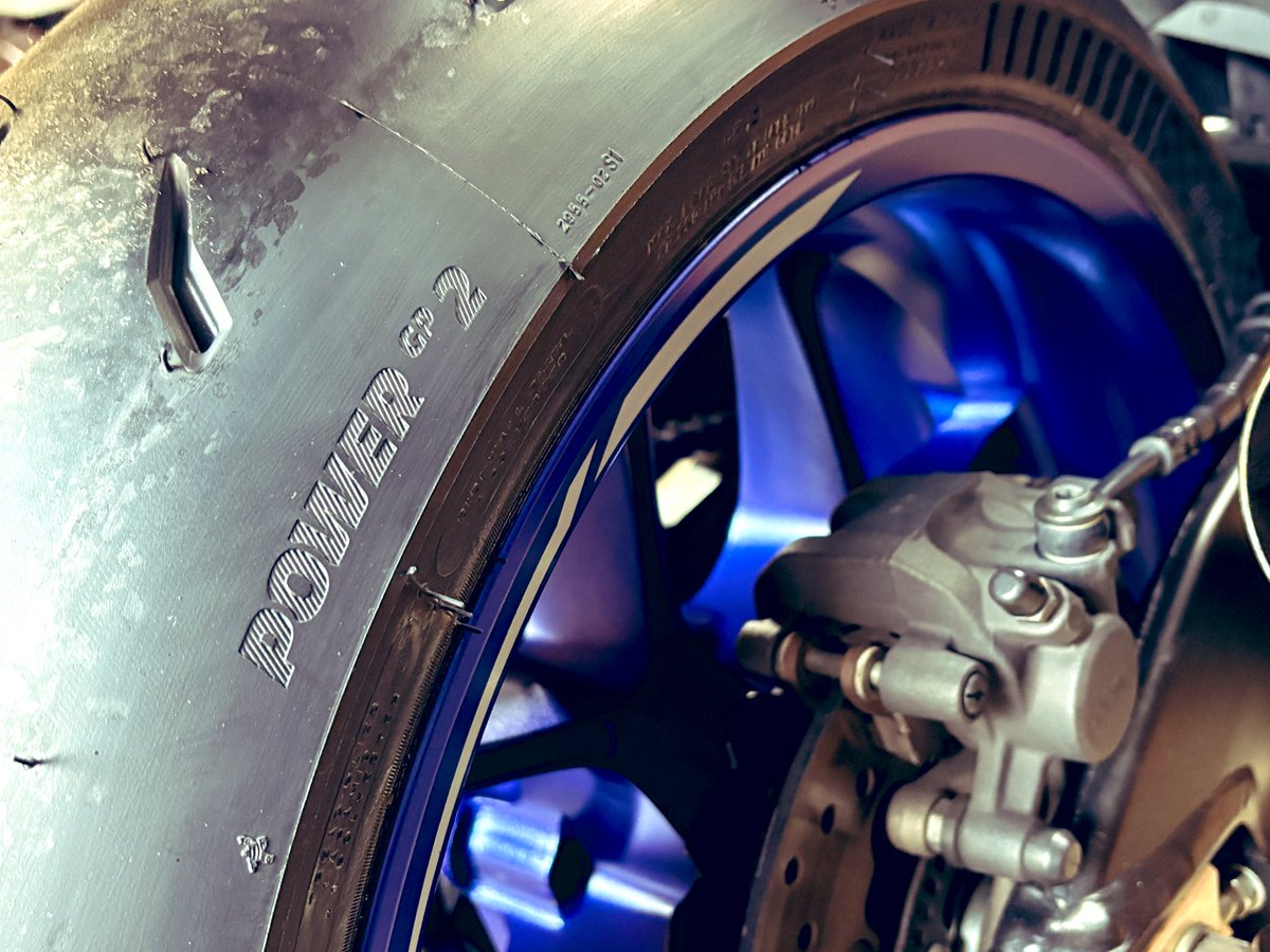 spriterider01's tweet image. 新品タイヤいいねぇ(​ *´꒳`*​)....gp..2(* ᐕ)？
頼んだのGPだったんだけどサービスもしてもらったしまぁえぇか（笑）
powergp2はお初だからこれから使うのが楽しみだ☺️
 #MICHELINpowergp2
 #yzfr1
 #MICHELIN