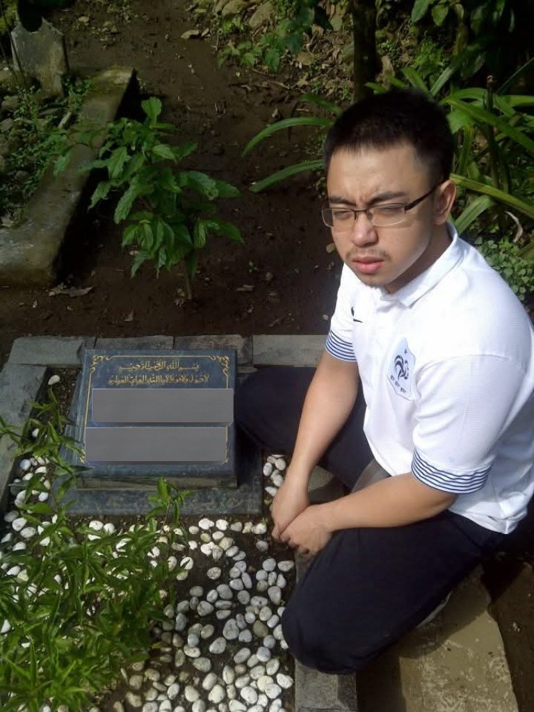 Gieehad's tweet photo. I visited my ex highschool crush at Cipanas, Bogor, Her time stopped on 16 in 30 Jan 2010. I visited her grave in 2013, 2015, 2018, 2020, and the last one maybe in 2022. And maybe i won't visit her anymore.

What i learned when visiting her graves is evaluation for myself. that i can do better. 

this is in 2013. when i was in college. (several kg ago 🤣)