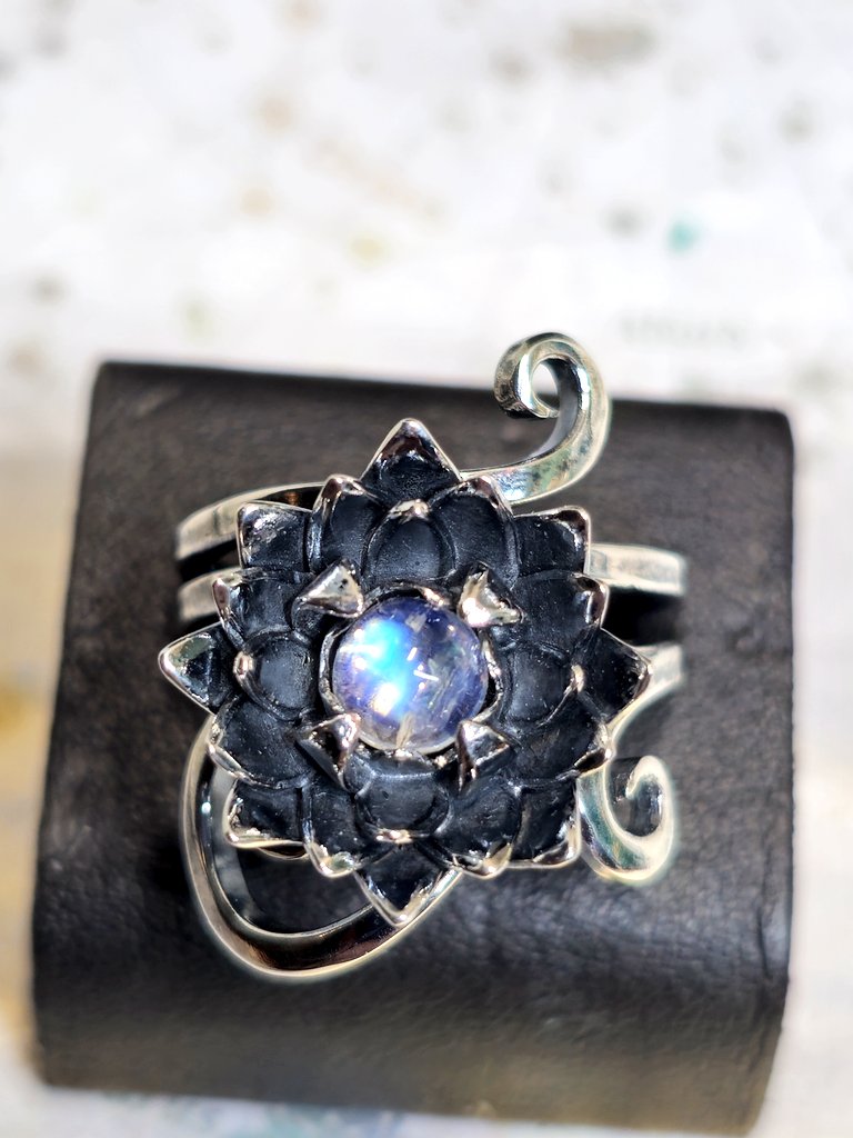 ブラックロータスのクルクルクルリング
燻し半磨き仕上げの黒銀に石はインド産白ラブラドライトのロイヤルブルームーンストーン