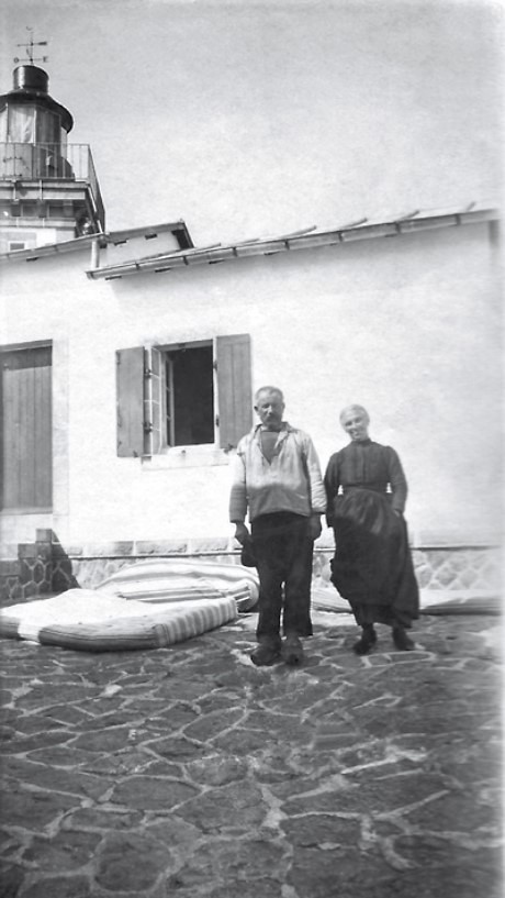 En cette #SaintValentin, hommage aux couples de gardiens de phares comme Louis &amp; Françoise Réguer, gardiens du phare de l'Île Louët de 1890 à  1924 👇  

En 1909, Françoise Réguer fut l'une des toutes 1ères femmes nommée gardienne titulaire.

Source: "Au pied du phare" (M.Réguer)