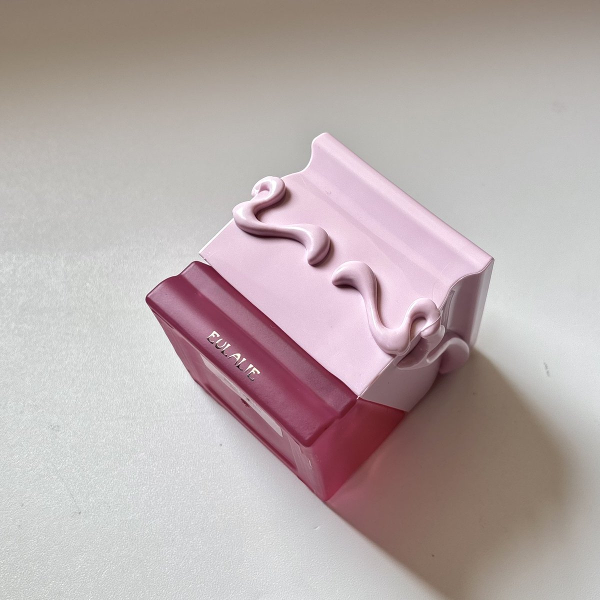 when your favorit body mist comes in a better, more mature version: Extrait de parfum!

please welcome EULALIE, the pretty parfume with fresh, fruity and floral scent that makes you bloom in every way.🌷💗🌺✨