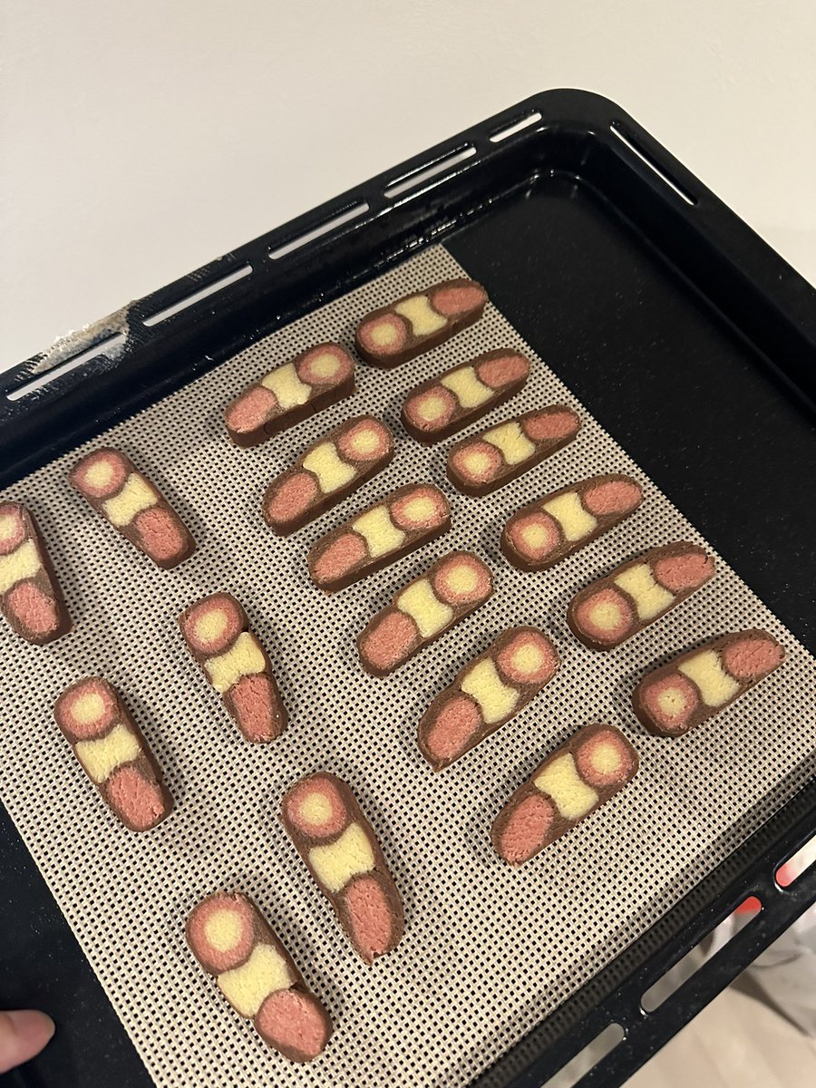 tempachiNA's tweet photo. 日が暮れそうだし終わる気がしませんが
今年のバレンタインは
ロードスターリアコンビネーションランプクッキーを作ります
このあとnb,nc,ndのも控えております
この後の投稿がなければ失敗したと思ってください
 #バレンタインデー https://t.co/PPqWPtdoM2