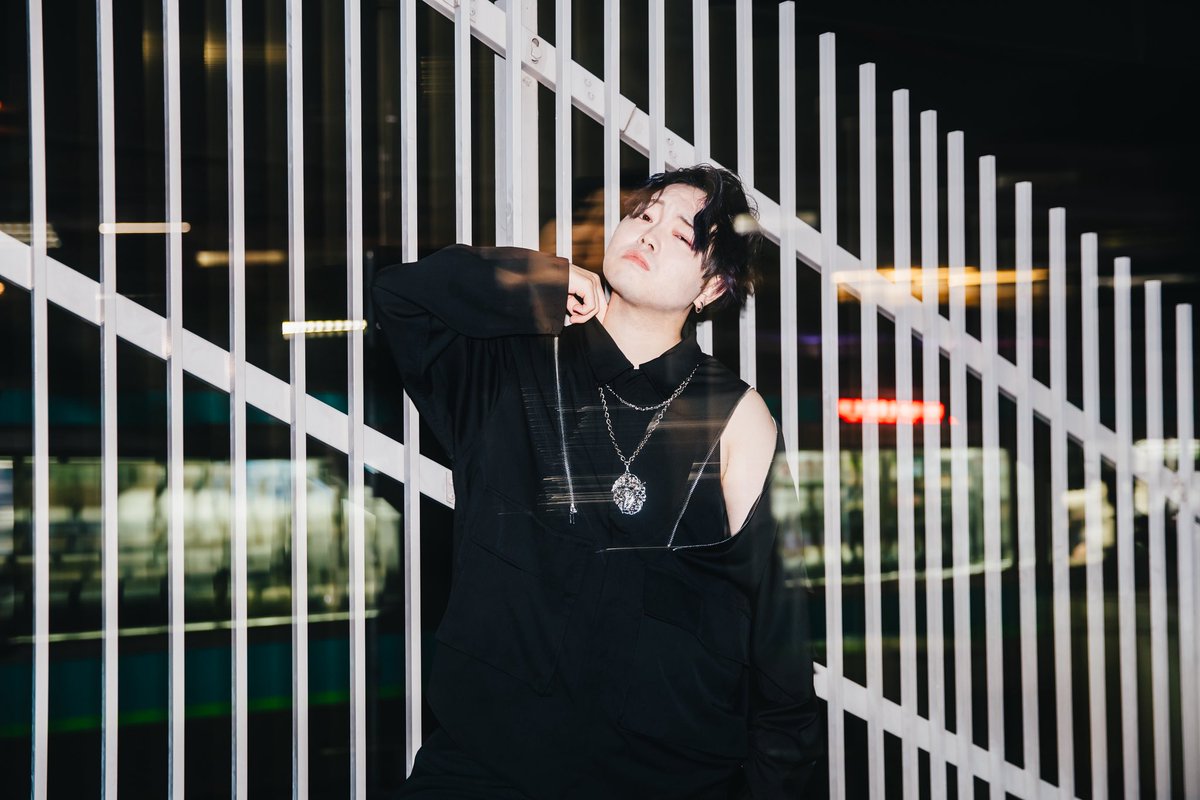 kazuya_n7777's tweet photo. 💜新アーティスト写真💜
photo by @rio_9979
#RAYVEN
#rayven
#Loudrock #Metal
#Rockband #jrock #jrockband #jrockmusic #rock #band #japaneserock #japaneserockband #Vocal #Guitar #Bass #Drums https://t.co/NQ8k1zlnGc