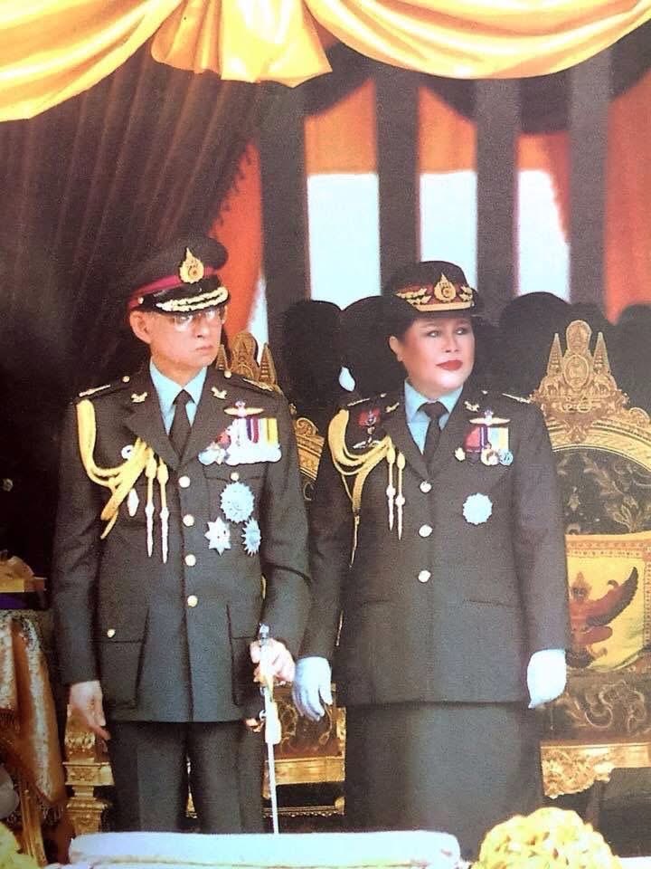 "...เคยมีผู้กล่าวไว้ว่า ราชอาณาจักรนั้นเปรียบเสมือนพีระมิด
มีพระมหากษัตริย์อยู่บนยอด และมีประชาชนอยู่ข้างล่าง
แต่สำหรับประเทศไทยแล้ว ดูเหมือนทุกอย่างจะตรงกันข้าม
นั่นเป็นสาเหตุที่ทำให้ข้าพเจ้าต้องปวดคอและบริเวณไหล่อยู่เสมอ..."