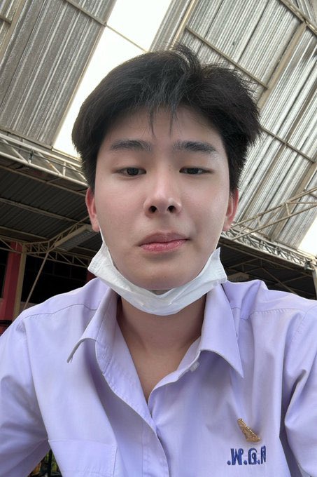 เป็นกุกุก็ชอบนะ ฮีออร่าออกขนาดนี้ตั้งแต่ม.ปลายอะ ตี๋ เรียนเก่ง อัธยาศัยดี ยิ้มเก่ง รักหมา หนู หัวใจ พี่ไทยเตรีมพัฒน์