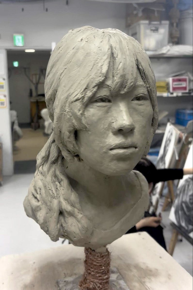 彫刻科基礎コースの作品です。
まだほとんど経験がないにも関わらず、ものすごい集中力と粘り強い追求によって素晴らしい作品が生み出されました。
変にやり方考え方に囚われてないところが特に良いです！
こういう純粋素直な気持ちで向き合った作品は見ていて気持ち良いですね！！