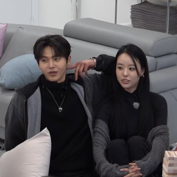 아니 수빈희선 걍 둘이 찰싹 붙어있잖아