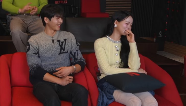 ซูบิน: เพราะว่าเวลาต่างกัน เกาหลีกับอเมริกา มันเลยรู้สึกอึดอัดถ้าการสนทนาของเราต้องจบลงอย่างกระทันหัน ตอนที่เธอควรจะนอนหลับ ที่นี่กลับเป็นเวลากลางวัน และผมก็ยุ่งอยู่กับการดูแลหลายสิ่งหลายอย่าง ตอนที่คุณป่วย ผมเป็นห่วงมากจริงๆ 😭 😭😭😭😭

#SinglesInfernoReunion