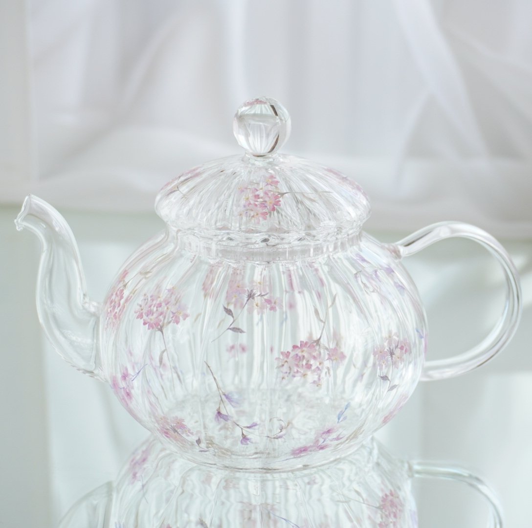 優しい春のお花のガラスポット。