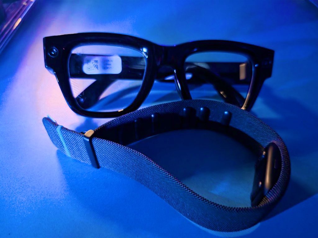 . <a href="/mawariXR/">Mawari</a>’s ‘80% bandwidth reduction’ stat is the entire point.

cus extended reality just won't scale on 5G alone

~physics won't allow it. 

but if their codec actually works at scale, 

they don't just enable XR... they’ll make it economically viable too.