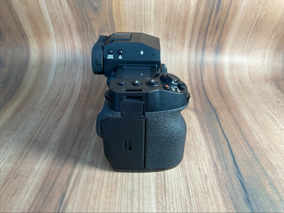 おすすめ中古カメラをご紹介！ ＼ Fujifilm X-H2S ボディ 1️⃣裏面