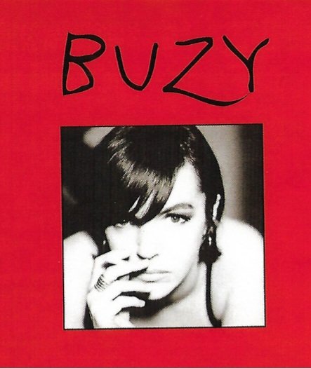 pi97354's tweet photo. Se souvenir de Buzy ...
(14 fév 1957 - 14 nov 2023)
En 1981, elle débarque avec Dyslexique. Etienne Roda-Gil tombe sous le charme de son rock féminin, coiffure en pétard, regard franc, gauloise sans filtre au bec, nourrie de glam et de punk.
#Buzy 🌹🖤 https://t.co/evYtTWuIXq