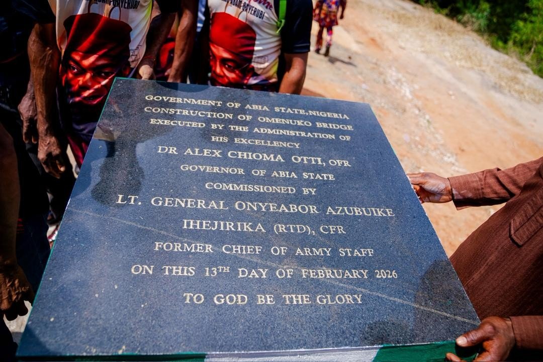 So Alex Otti commissioned the longest road ever constructed by Abia State Govt. The road is 37.7km 

The painter in Chief of Alaigbo, Dalu sir 🙏 

Nobody paints like you 😭😭