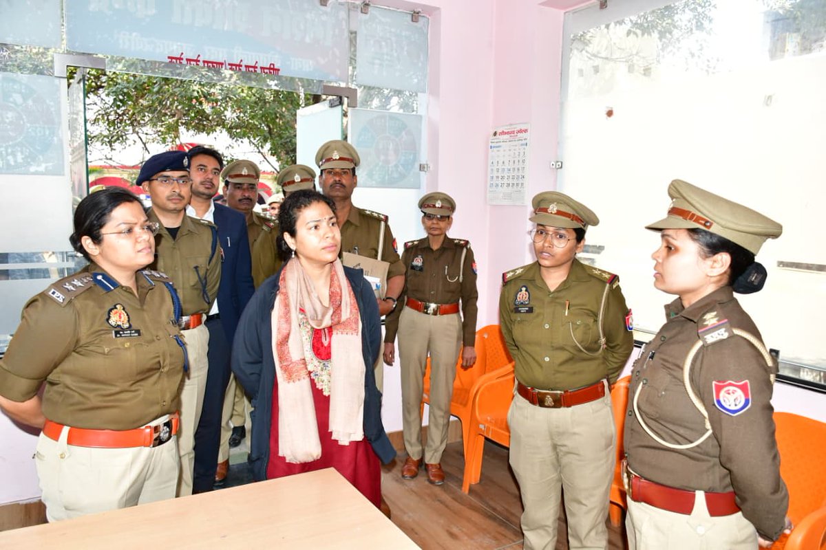kheripolice's tweet photo. जिलाधिकारी महोदया खीरी व पुलिस अधीक्षक खीरी की अध्यक्षता में थाना कोतवाली सदर पर ‘थाना समाधान दिवस’ का आयोजन; महोदया द्वारा थाना समाधान दिवस में प्राप्त शिकायती प्रार्थना पत्रों का गुणवत्तापूर्ण निस्तारण के दिए गये आदेश । #SpKheriUPPolice #Igrangelucknow https://t.co/BjooqcK08d