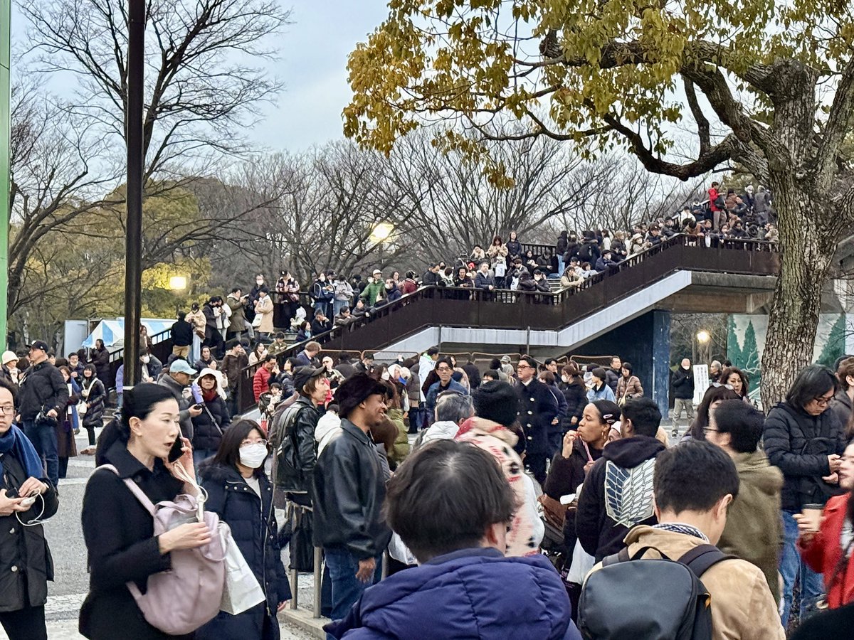 internetman's tweet photo. バレンタインの夜。渋谷、代々木公園。国内最大級、3,000機のドローンショーをひと目見ようと、多くの人が集まっています。
https://t.co/7jnXEYByuu https://t.co/mqD8vbE0YT