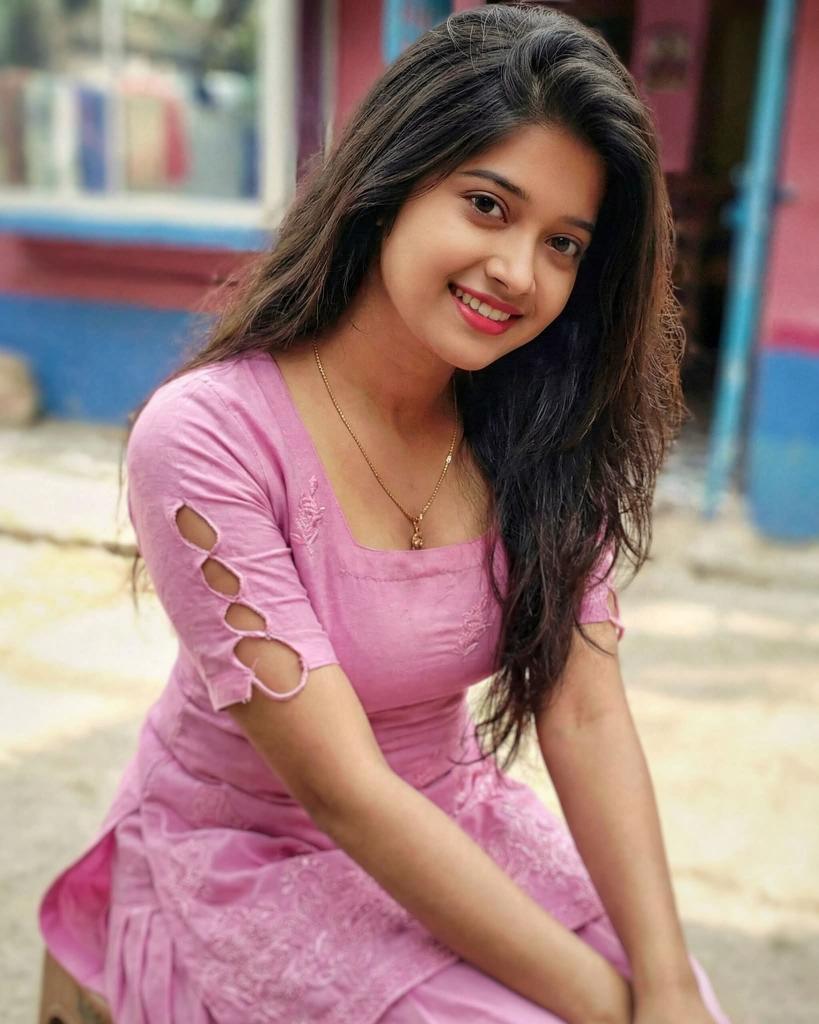 Miss_neha123's tweet image. Sach batao… meri smile natural lag rahi hai ya kisi khaas ke liye hai? 😌

.
.
.
#SimpleLook
#HeartTouching