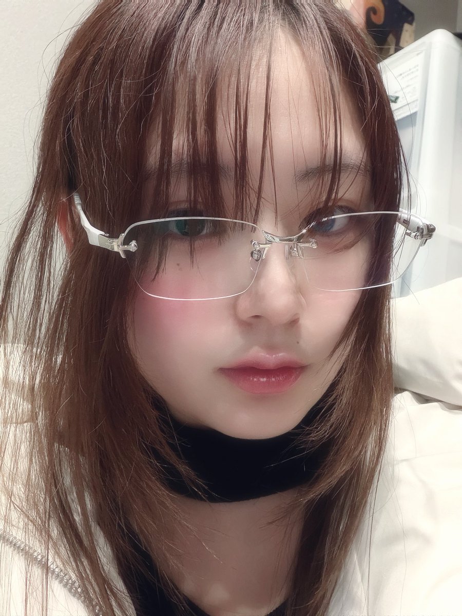 q3wkz's tweet photo. 10年もずっとメガネ似合わなくて嫌いだったけどやっと似合うメガネ見つけた！
小顔に見えるしかっこいいし最高
#リムレスメガネ https://t.co/Zh9rQxZ5I5
