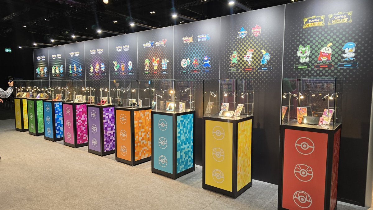 Dans la Fan Zone de l'#EUIC, il y a une exposition de consoles Nintendo et jeux depuis la sortie de Pokémon Rouge et Pokémon Bleu.