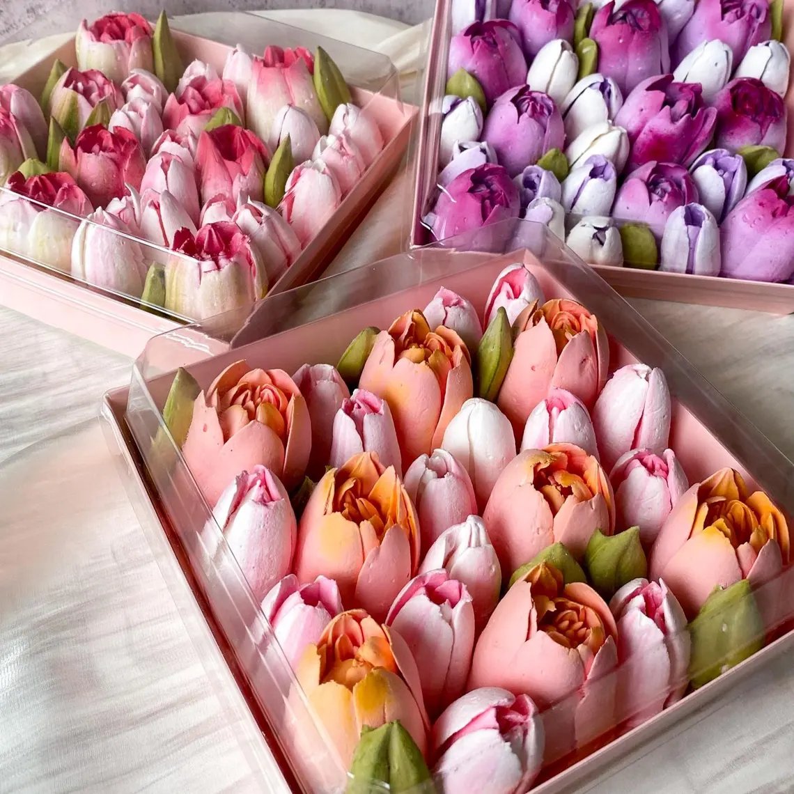 spooncounting's tweet photo. @MageMastered 

She really wanted to go all out! Delicate crunchy, edible flowers paired with marshmallow flowers, then finally some gems she can eat! Anything for Master Rin!!~

"Happy Valentine's Day, Master!" ✨ https://t.co/371A9JDlxt