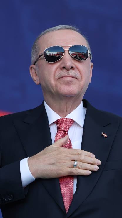 "Eserlerinle, dik duruşunla ve bitmeyen sevdanla... Bu millet seninle! 🇹🇷 #SeniSeviyoruzReis