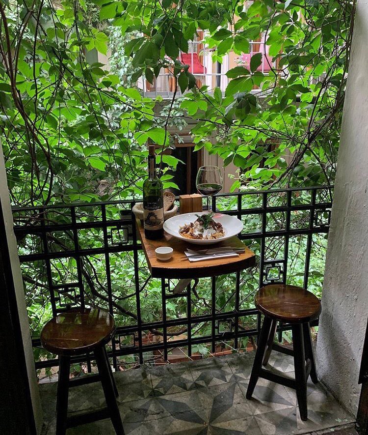 Sevgililer Günü romantizm değil, pazarlamadır.

Size bir “hikaye” satılır. O hikayenin içinde çiçek vardır, hediye vardır, sürpriz vardır. Ama asıl olan duygu değil, tüketimdir.

İlk buluşmadan itibaren ilişki; hislerin değil, finansal performansın sınandığı bir düzene dönüşür.