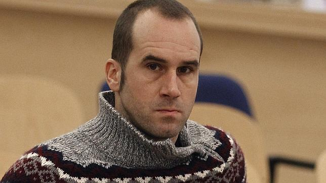 Este es Garikoitz Aspiazu Rubina alias "Txeroki" asesinó a dos Guardias Civiles, ordenó atentar contra la T4 de Barajas y varias comisarias de policía en TODA España.

Tiene una pena de 400 años de cárcel, ahora el Gobierno Vasco le concede el grado de semilibertad. 

Pedro