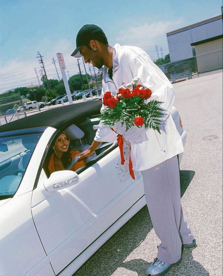 Kobe Bryant presenting a bouquet of red roses to Vanessa Bryant, 2001.  🌹♥️