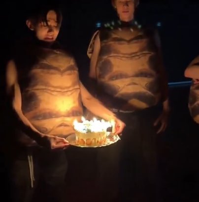 seonghyeon being the official cake holder