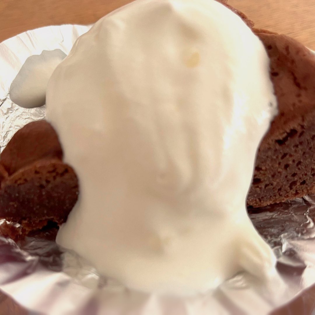 つくった〜！！✨
ガトーショコラwith生クリーム🫶
久しぶりだったけど、めっちゃ美味しく出来て大満足😆