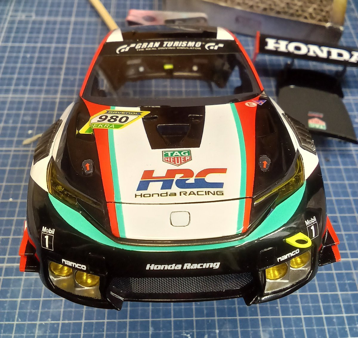 フロント周りも完成、中々攻撃的なマスク。ライトが黄色だとレースカーっぽい感じがます。