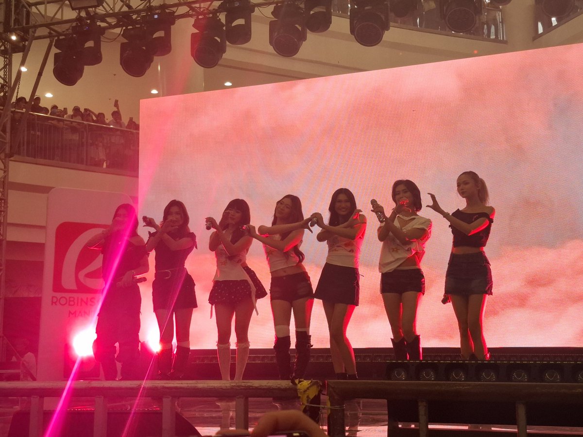 PULPMagazinePH's tweet image. The Nation's Girl Group BINI is here at their Kiligan Fest at Robinsons Manila! 

#PULPMagazine #BINI #BINI_KiliganFest @BINI_ph