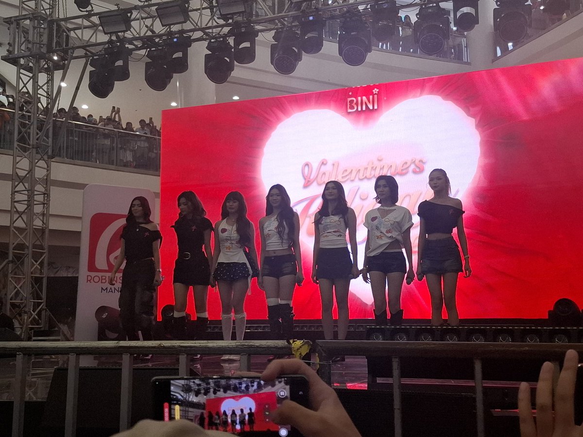 PULPMagazinePH's tweet image. The Nation's Girl Group BINI is here at their Kiligan Fest at Robinsons Manila! 

#PULPMagazine #BINI #BINI_KiliganFest @BINI_ph
