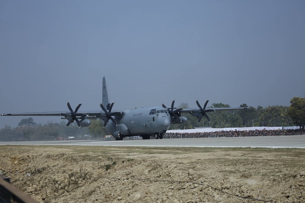 jibusinha's tweet photo. कांग्रेस के शासनकाल में असम की सड़कों पर साइकिल चलाना दस बार सोचना पड़ता था।
अब असम की सड़कों पर लड़ाकू विमान उड़ते हैं।
यही फर्क है।
#ModiHai https://t.co/paztlpBwPu