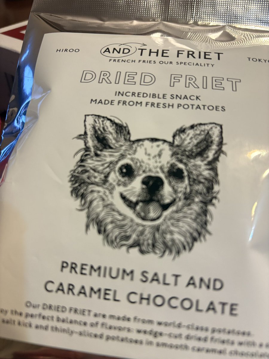 今日はバレンタインデー💘　　　
チワワを飼っているのでチワワの似顔絵パッケージのANDTHE FRIETの限定をプレゼントでもらいました。
可愛いから食べれない😅