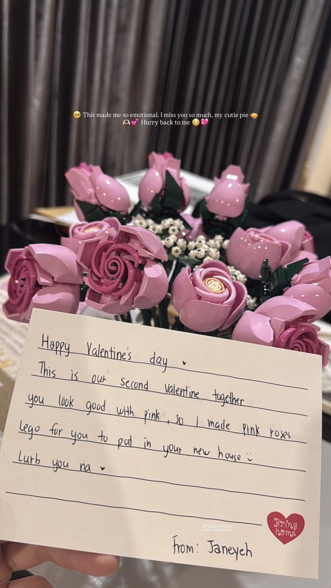 janeyeh’s letter to kao 😭😭 “you look good with pink, so i made pink roses lego for you…”

IF THIS ISNT LOVE THEN I DONT KNOW WHAT IS 😭🥹😭

“hurry back to me” … double k!ll 😭🔫

#KaoJaneJaneKao #เก้าเจนเจนเก้า