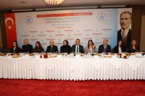 Kılıçdaroğlu’na İnsan-ı Kamil Onur Ödülü

CHP 7. Genel Başkanı Kemal Kılıçdaroğlu’na Toplumsal Uzlaşı Kültürüne yapmış olduğu katkılardan dolayı  Türkiye Uzlaşı ve Kalkınma Vakfı (UTK) Başkanı Erdal Özyol tarafından İnsan-ı Kamil Onur Ödülü takdim edildi.