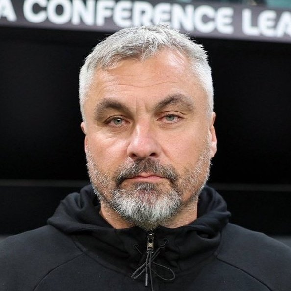 Bizim ülkemizde onuruyla, şerefiyle emeğiyle başarılı olan insanlara tahammül yok.
Önce kadroyu boşalttılar sonra da şu adamı gönderdiler. 
Gerçekten yazık !